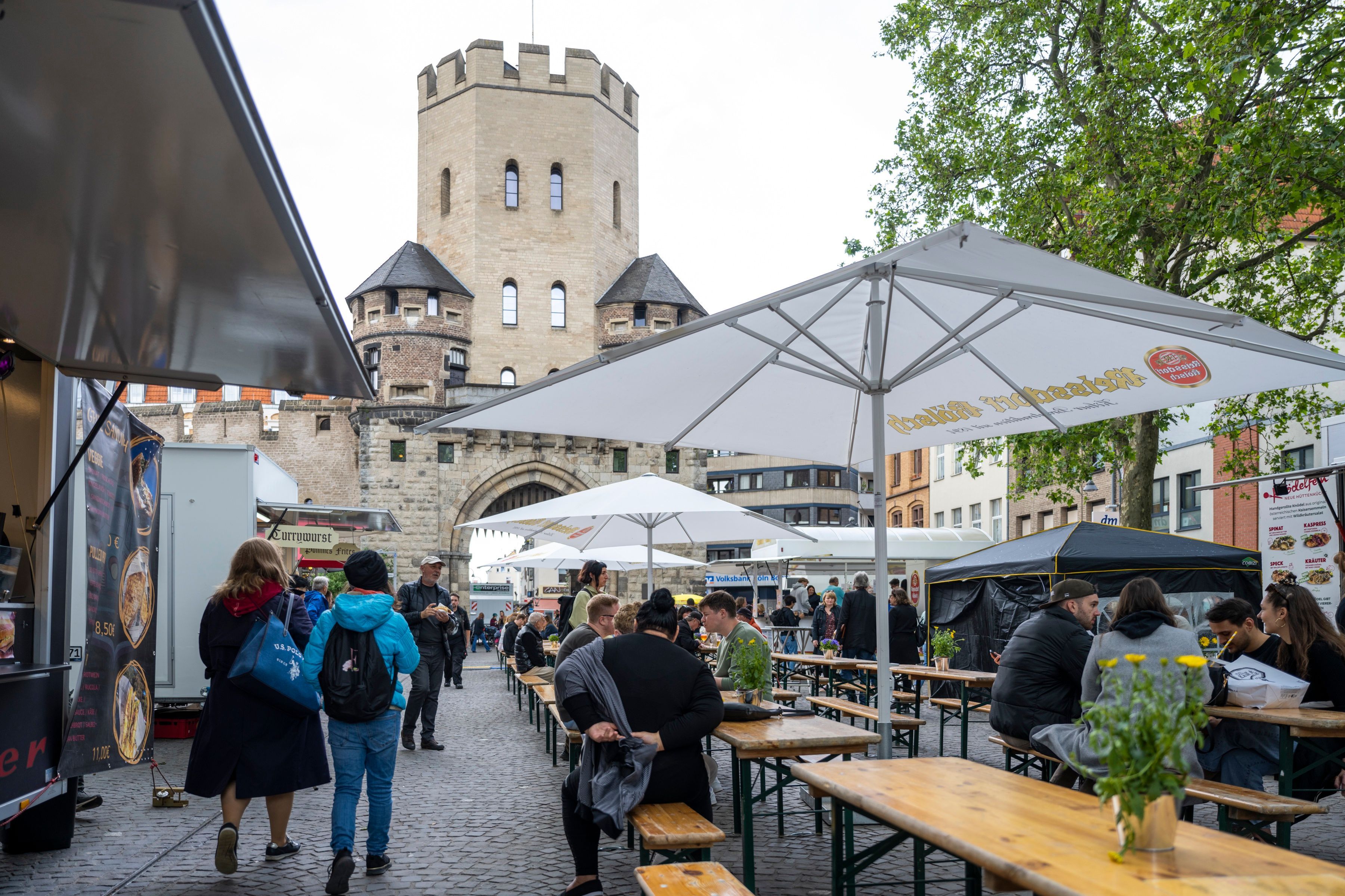 31.05.2024, Köln:Der Feierabendmarkt auf dem Chlodwigplatz ist beliebt. Zwischen 16 und 22 Uhr werden Kölsch, Wein, Reibekuchen, Streetfood und mehr feilgeboten. Der Markt findet von Mai bis Oktober immer am letzten Freitag des Monats statt. Foto: Uwe Weiser