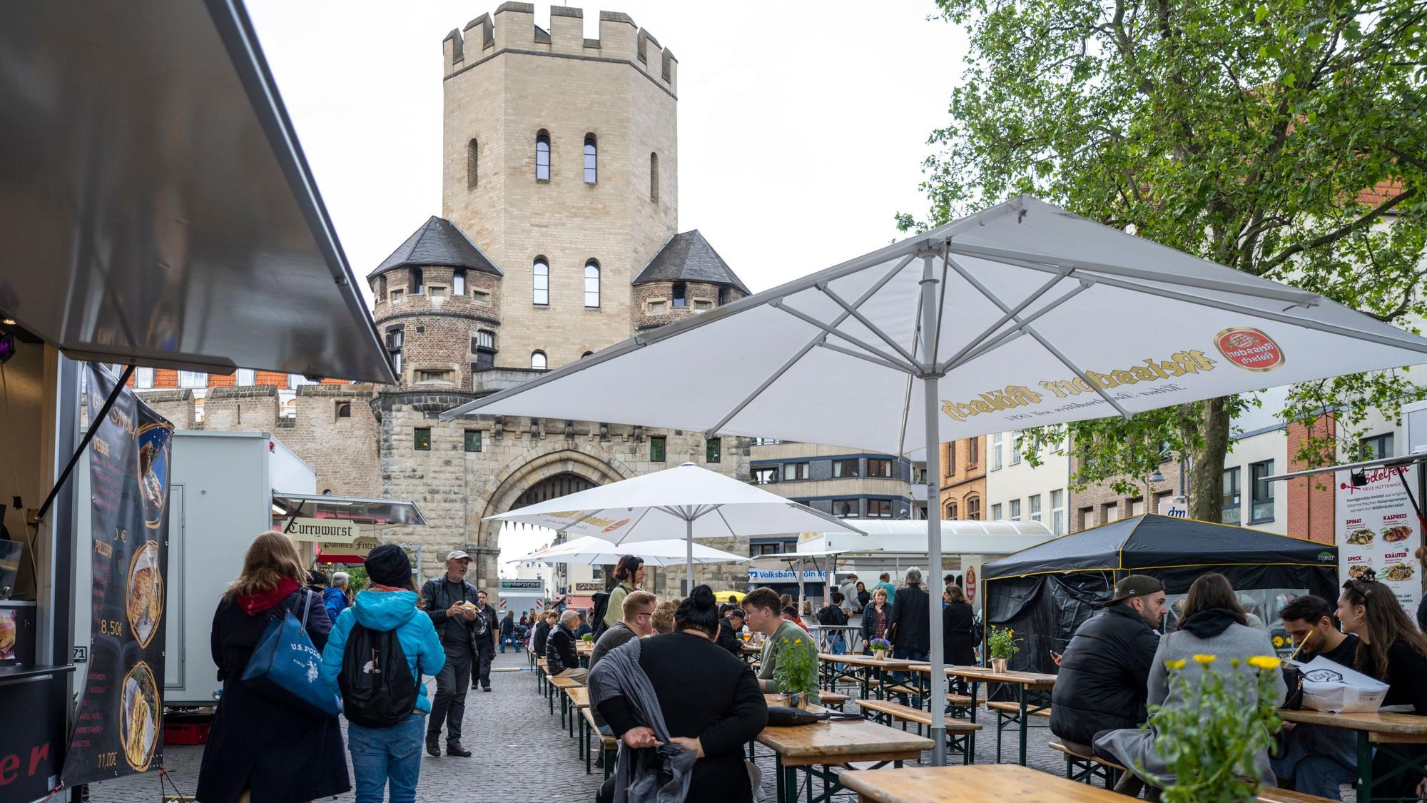 31.05.2024, Köln:Der Feierabendmarkt auf dem Chlodwigplatz ist beliebt. Zwischen 16 und 22 Uhr werden Kölsch, Wein, Reibekuchen, Streetfood und mehr feilgeboten. Der Markt findet von Mai bis Oktober immer am letzten Freitag des Monats statt. Foto: Uwe Weiser