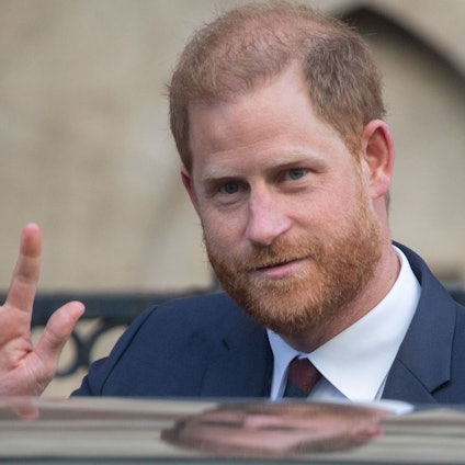 09.04.2025, Großbritannien, London: Prinz Harry verlässt den Royal Courts of Justice im Zentrum Londons.