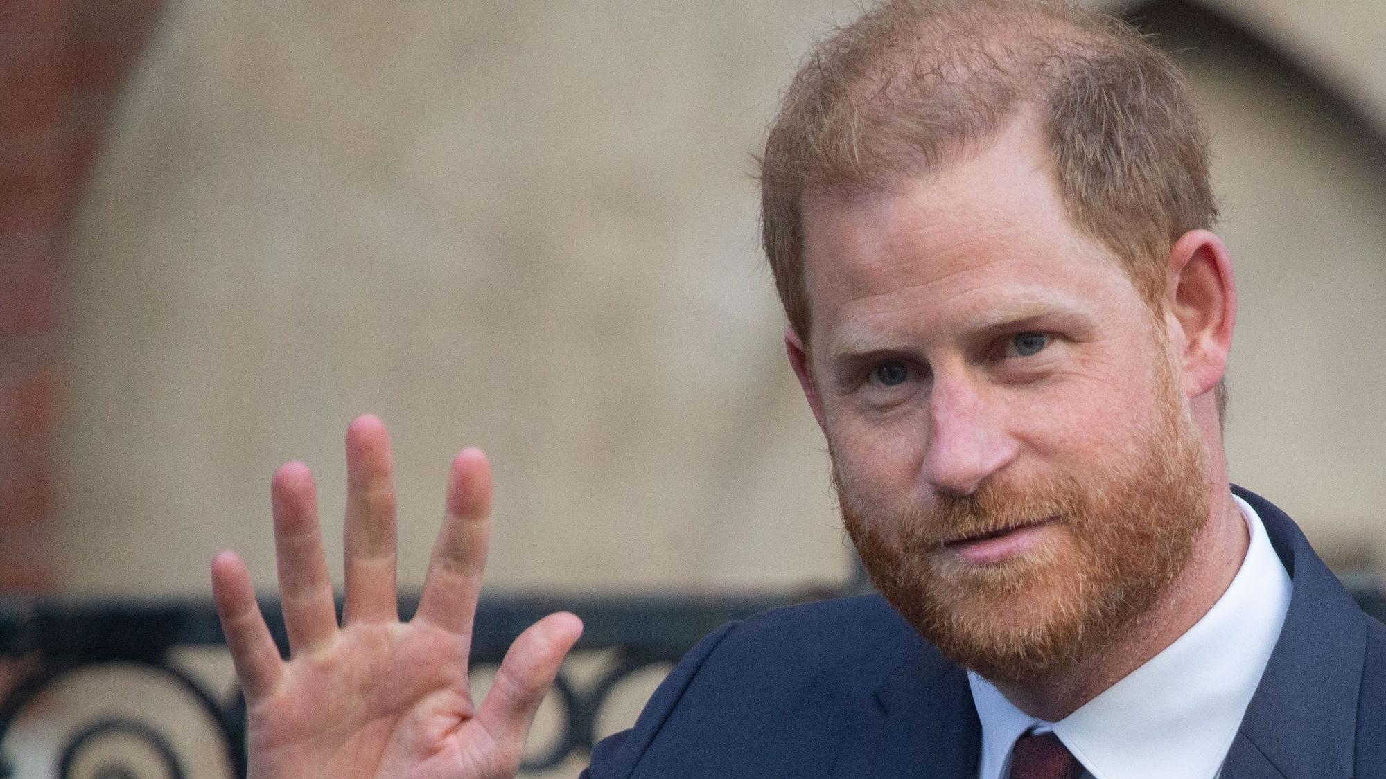 09.04.2025, Großbritannien, London: Prinz Harry verlässt den Royal Courts of Justice im Zentrum Londons.