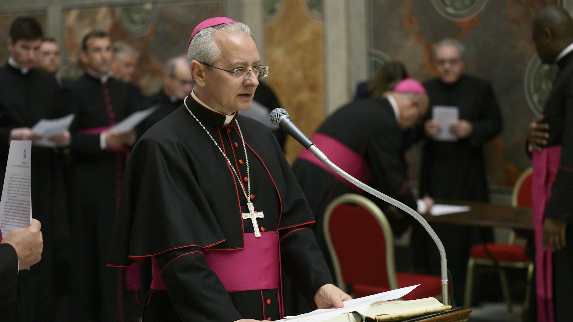 Monsignore Diego Ravelli, Leiter der päpstlichen Liturgie, während des Eides der Beamten und Teilnehmer des Konklaves im Vatikan.
