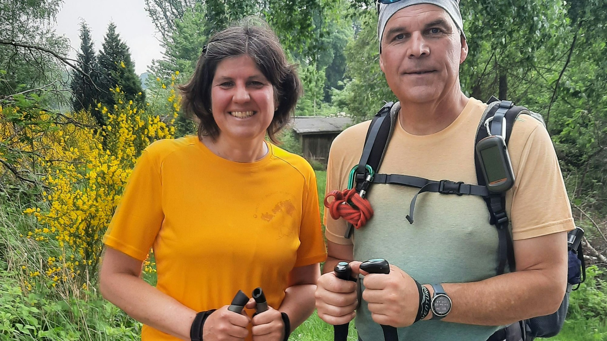 Ein Ehepaar in Wanderausrüstung.