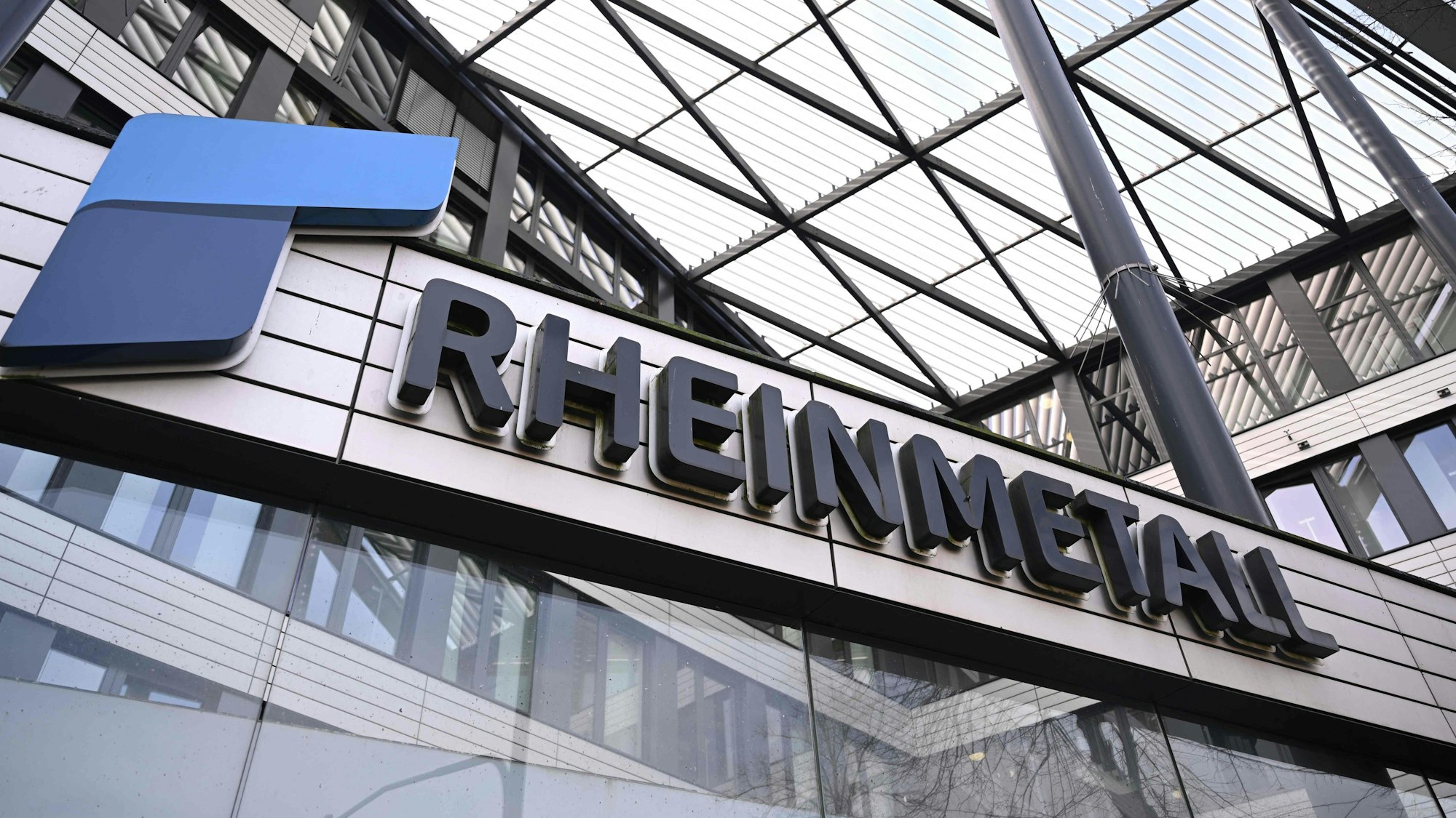 Das Logo der Firma Rheinmetall am Düsseldorfer Hauptquartier.