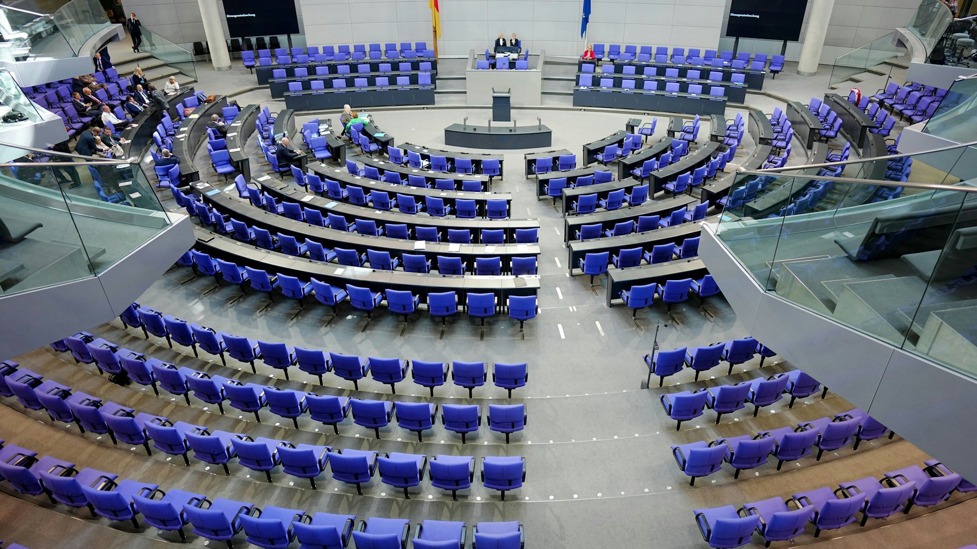 Blick in den fast leeren Plenarsaal im Bundestag, aufgenommen während der Unterbrechung der Kanzlerwahl. Der designierte Bundeskanzler Merz ist bei der Kanzlerwahl im Bundestag im ersten Wahlgang durchgefallen.