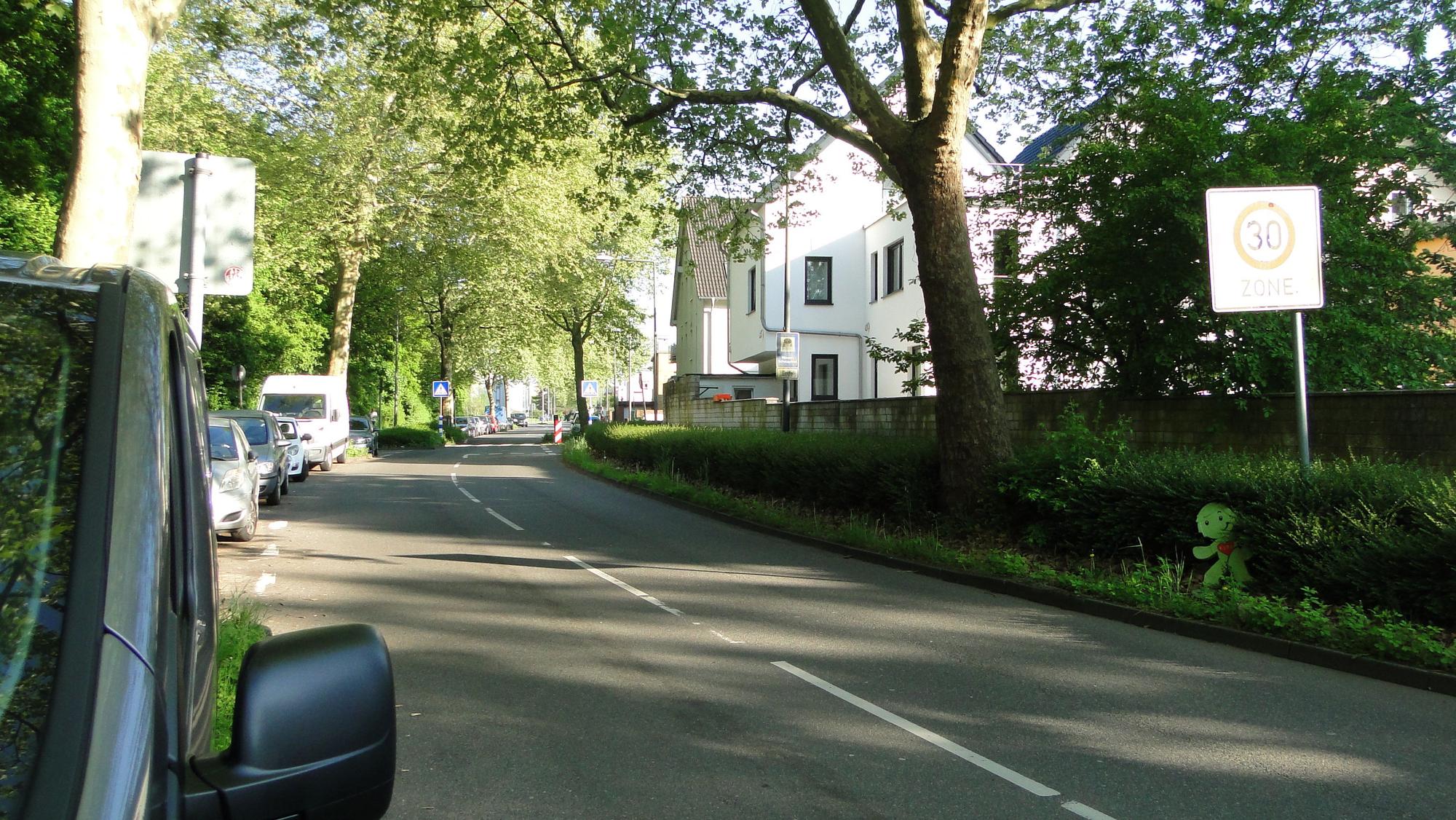 Viele Fahrer übersehen an der Ausfahrt der Mercatorstraße in die Nettesheimer Straße das Tempo 30-Schild und fahren mit zu hoher Geschwindigkeit in das Wohngebiet.