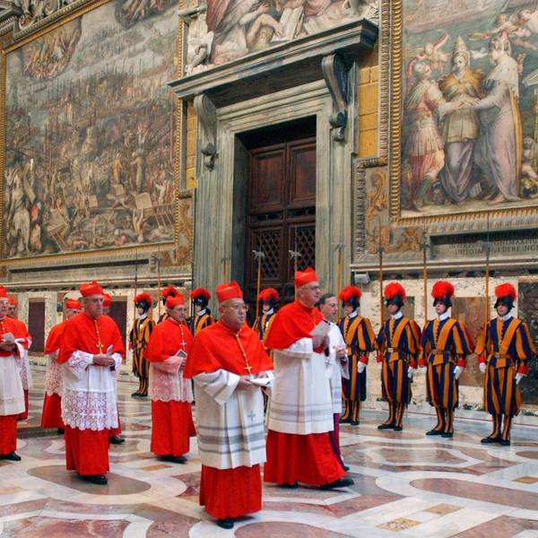 Gleich schließen sich die Türen: Kardinäle zeihen in einer Prozession zum Konklave in die Sixtinische Kapelle – hier ein Archivfoto von 2005. Damals ging Joseph Ratzinger nach nur 26 Stunden als Papst Benedikt XVI. aus der Wahl hervor.