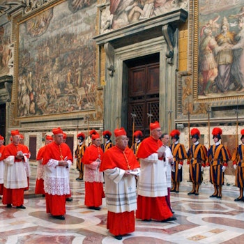 Gleich schließen sich die Türen: Kardinäle zeihen in einer Prozession zum Konklave  in die Sixtinische Kapelle – hier ein Archivfoto von 2005. Damals ging Joseph Ratzinger nach nur 26 Stunden als Papst Benedikt XVI. aus der Wahl hervor.