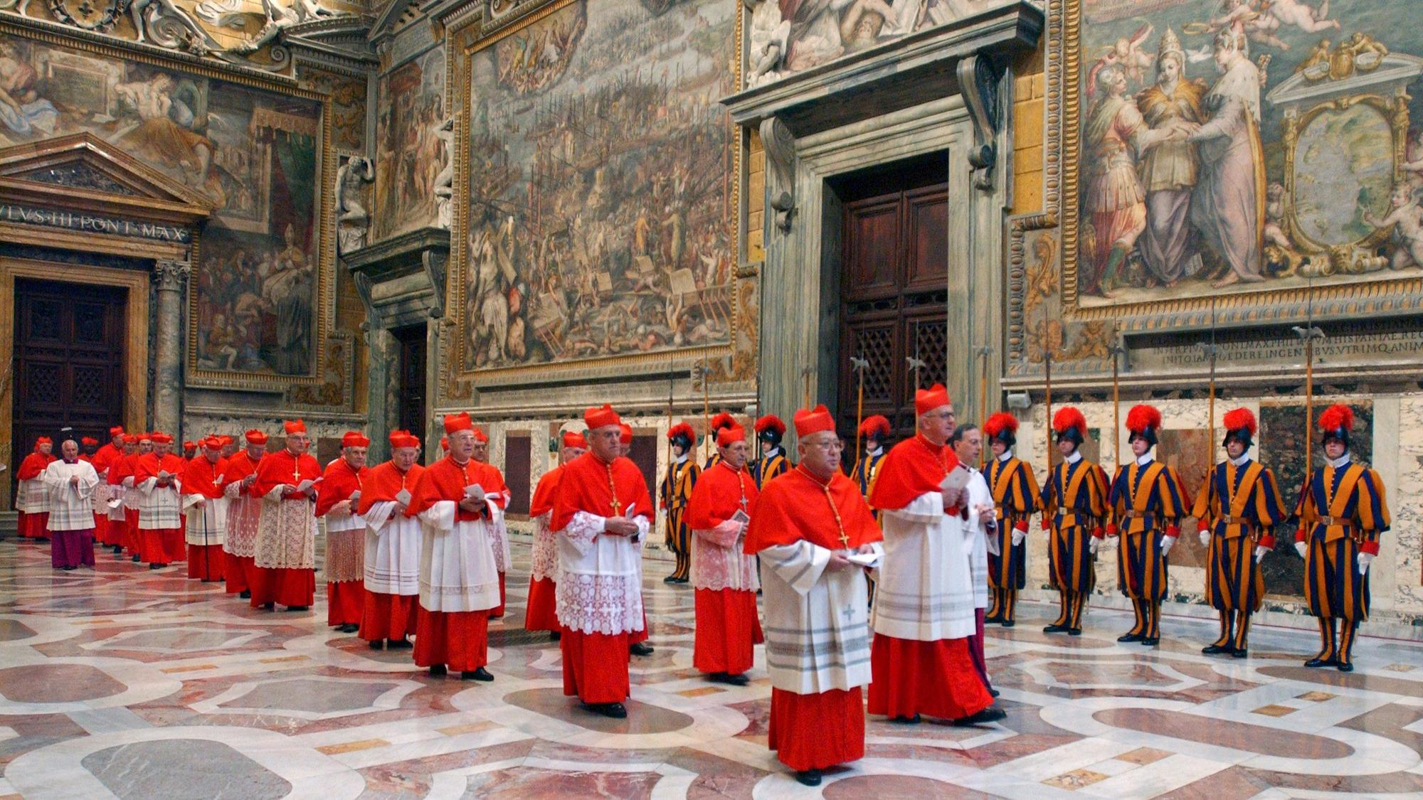 Gleich schließen sich die Türen: Kardinäle zeihen in einer Prozession zum Konklave in die Sixtinische Kapelle – hier ein Archivfoto von 2005. Damals ging Joseph Ratzinger nach nur 26 Stunden als Papst Benedikt XVI. aus der Wahl hervor.