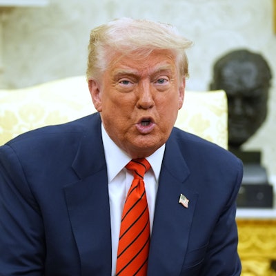 06.05.2025, USA, Washington: US-Präsident Donald Trump spricht während eines Treffens mit dem kanadischen Premierminister Carney im Oval Office des Weißen Hauses. Foto: Evan Vucci/AP/dpa +++ dpa-Bildfunk +++