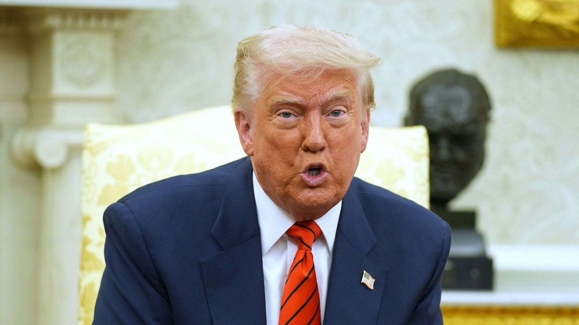 US-Präsident Donald Trump spricht während eines Treffens mit dem kanadischen Premierminister Carney im Oval Office des Weißen Hauses.