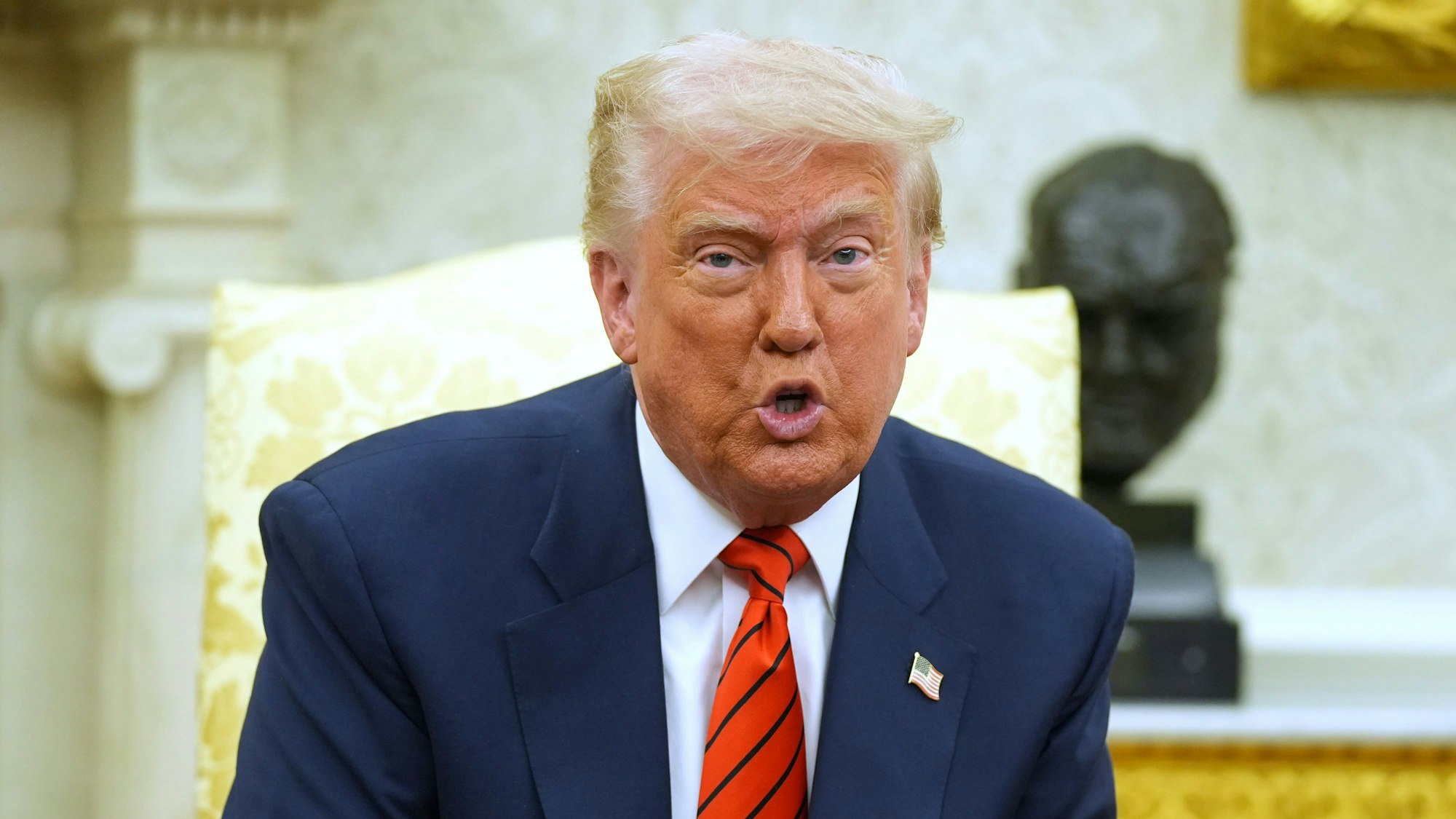 06.05.2025, USA, Washington: US-Präsident Donald Trump spricht während eines Treffens mit dem kanadischen Premierminister Carney im Oval Office des Weißen Hauses. Foto: Evan Vucci/AP/dpa +++ dpa-Bildfunk +++
