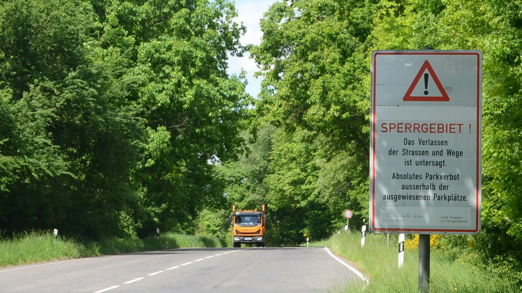 In der Wahner Heide gelten strikte Regeln für das Parken: Abseits der ausgewiesenen Parkplätze wie hier am Fliegenberg ist es strikt verboten. Auch dann nicht, wenn dort Wanderwege vorbeiführen