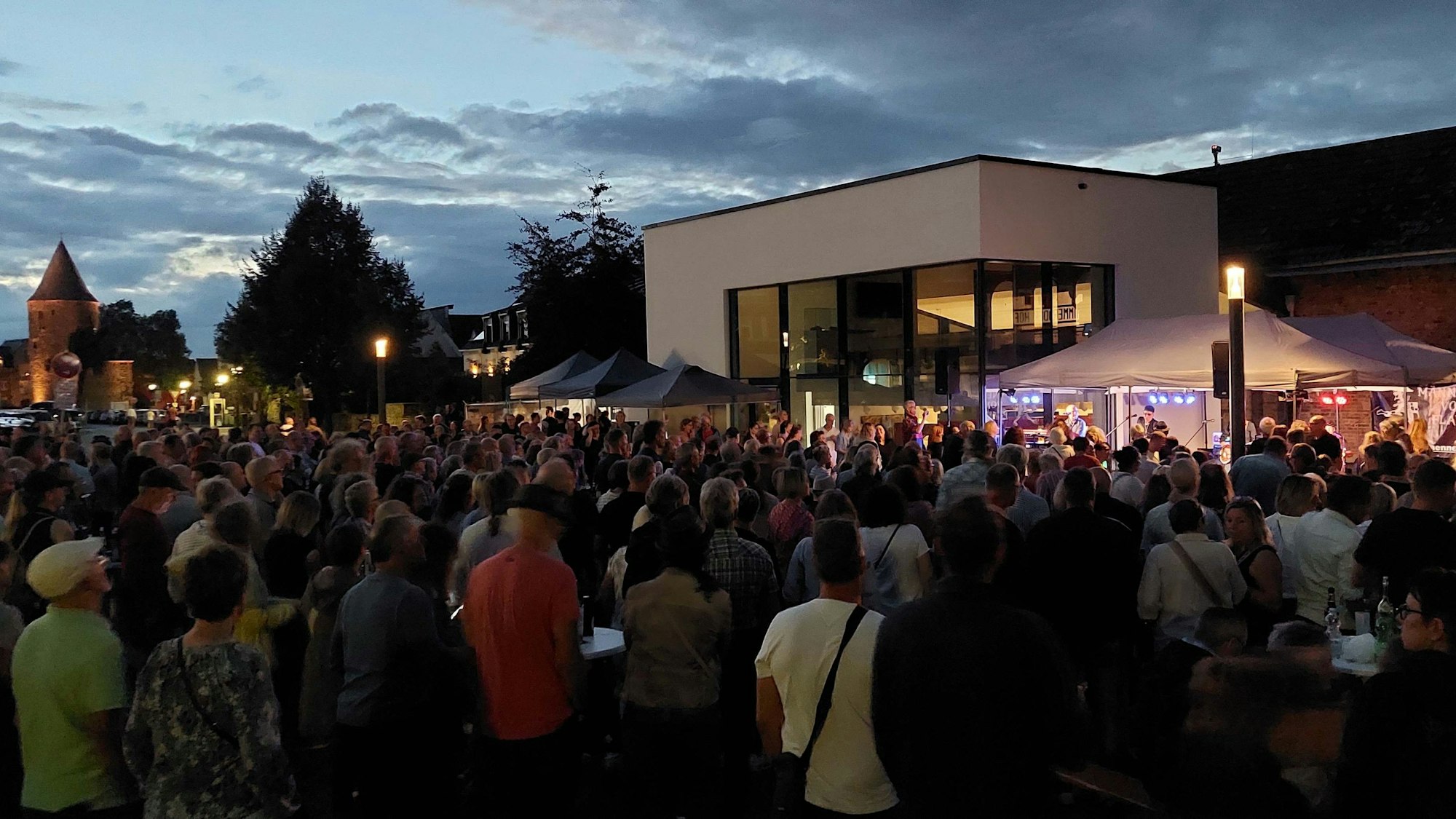 Bis zu 1000 Besucher wie hier bei den „Männern von Flake“ hören auf dem Himmeroder Wall jedes Mal der Musik ausgesuchter Bands zu.
