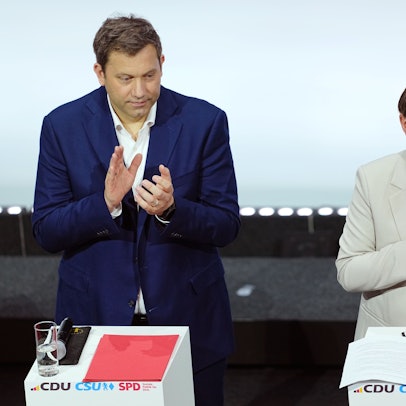 05.05.2025, Berlin: Die SPD-Vorsitzenden Lars Klingbeil, designierter Bundesfinanzminister und Vizekanzler, und Saskia Esken stehen vor der Unterzeichnung des Koalitionsvertrags von CDU, CSU und SPD im Euref-Campus auf der Bühne. Foto: Kay Nietfeld/dpa +++ dpa-Bildfunk +++