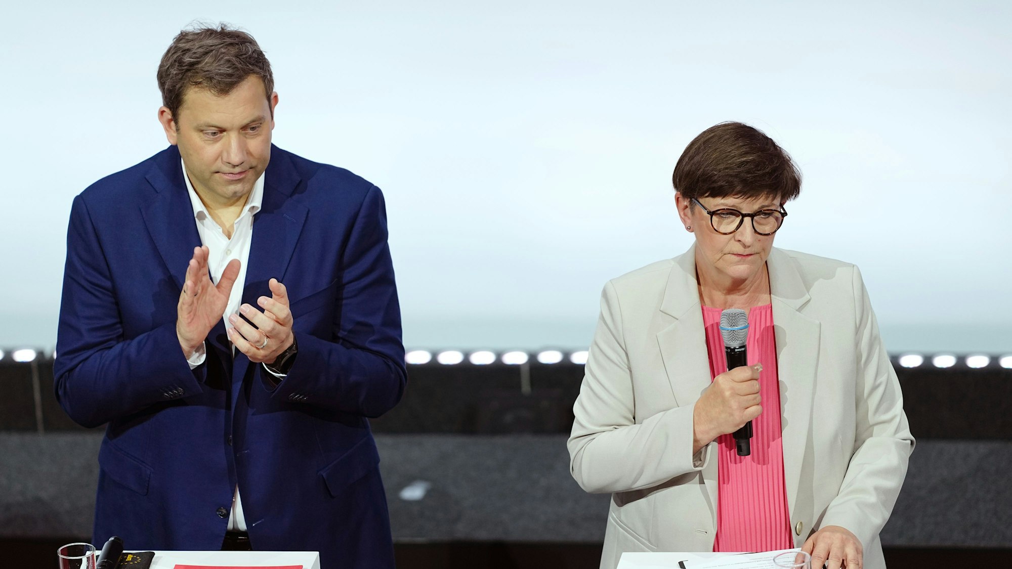 05.05.2025, Berlin: Die SPD-Vorsitzenden Lars Klingbeil, designierter Bundesfinanzminister und Vizekanzler, und Saskia Esken stehen vor der Unterzeichnung des Koalitionsvertrags von CDU, CSU und SPD im Euref-Campus auf der Bühne. Foto: Kay Nietfeld/dpa +++ dpa-Bildfunk +++