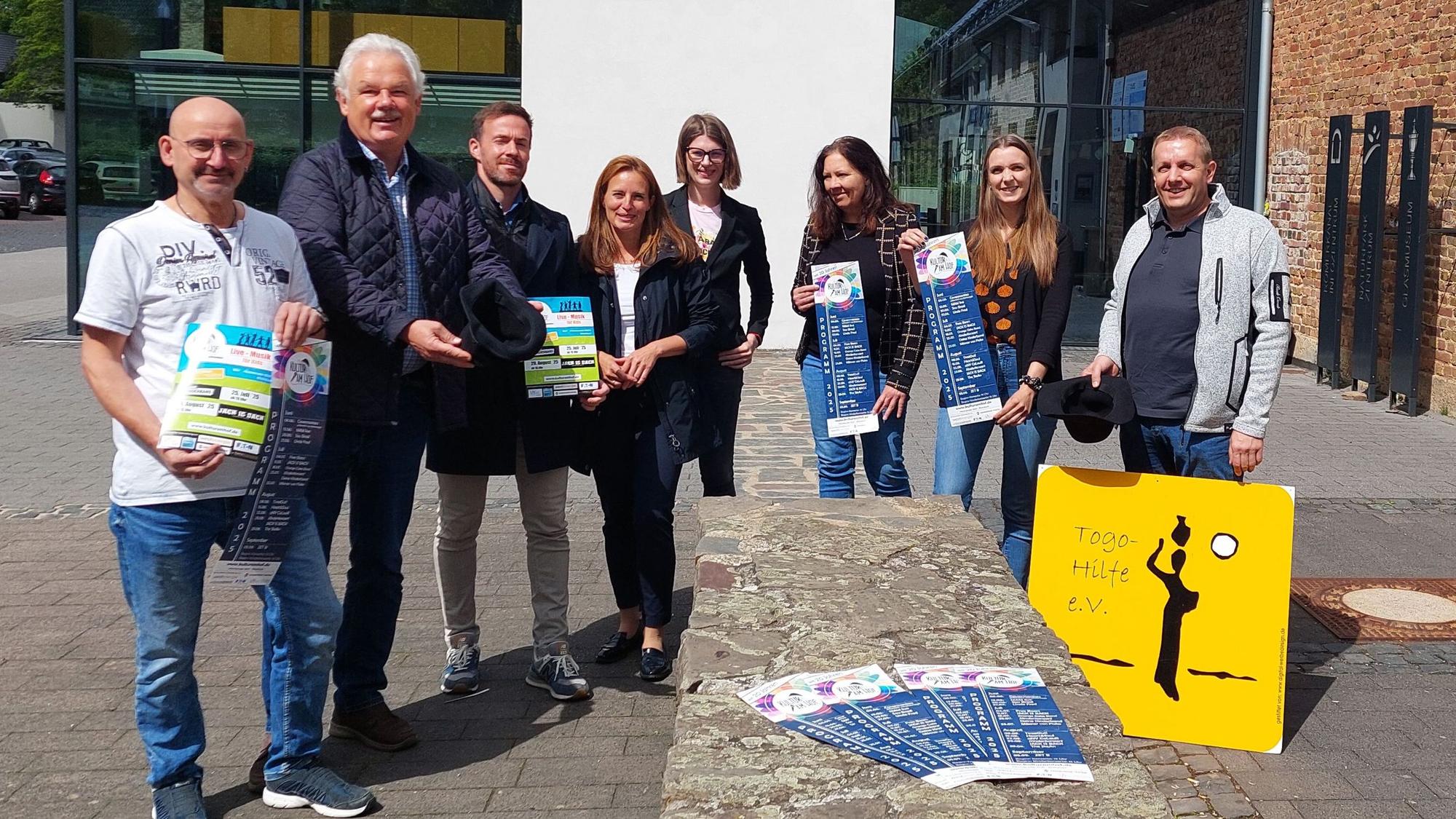 Alles vorbereitet: Ralf König als Fotograf (v. l.), Stefan Raetz, Michael Kesternich (Westenergie), Daniela Hoffmann, Caroline Heise (Glasmuseum), Stefanie Scherer (Serviceportal), Maria Jansen und Lars Prior (Evation).