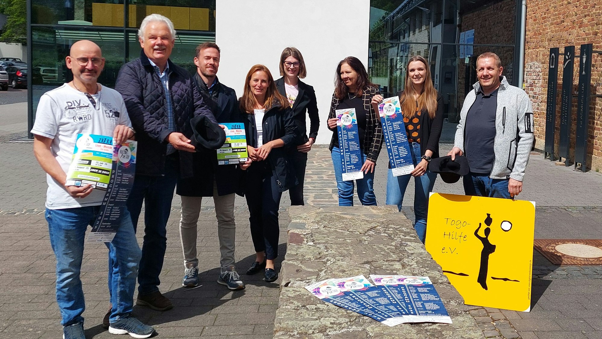 Alles vorbereitet: Ralf König als Fotograf (v. l.), Stefan Raetz, Michael Kesternich (Westenergie), Daniela Hoffmann, Caroline Heise (Glasmuseum), Stefanie Scherer (Serviceportal), Maria Jansen und Lars Prior (Evation).