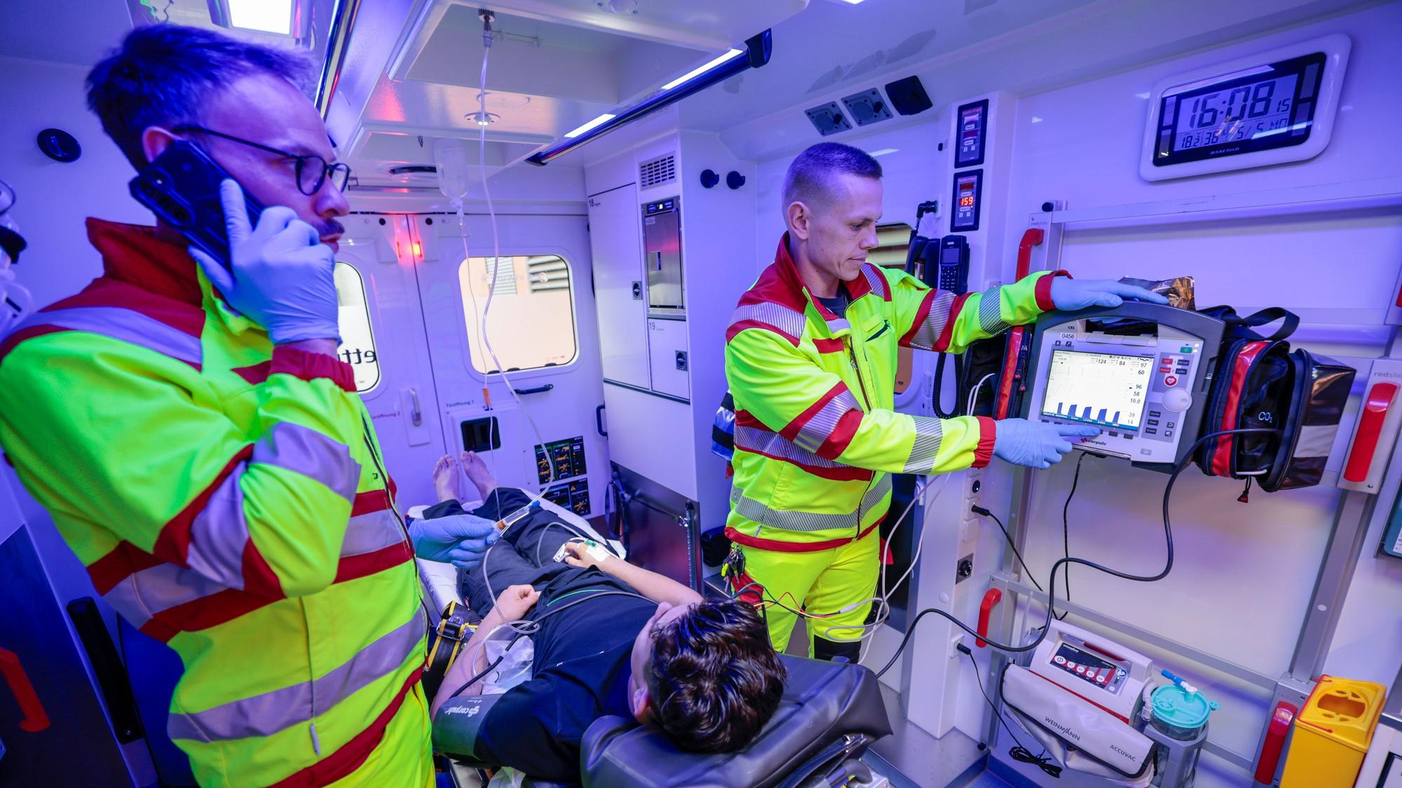 Notfallsanitäter in einem Rettungswagen der Stadt Köln (Symbolbild).