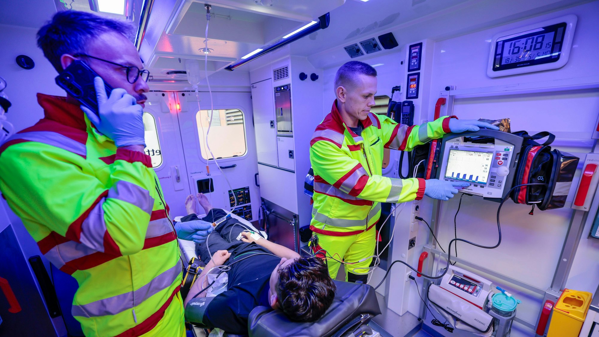 Notfallsanitäter in einem Rettungswagen der Stadt Köln (Symbolbild).