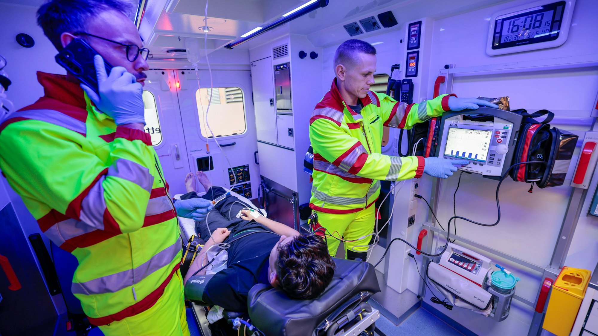 Anruf aus dem Rettungswagen in die Leitstelle: Die Telenotärzte sollen den Einsatzkräften im Rettungsdienst bei schweren Entscheidungen Handlungssicherheit geben. Auch das EKG-Gerät (r.) kann Daten an direkt an den Computer in der Leitstelle übertragen. (Nachgestellte Szene)