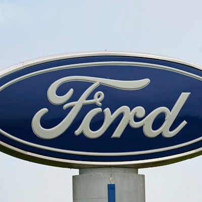 Ein Ford-Logo ist auf der Beschilderung von Country Ford in Graham, N.C., zu sehen.