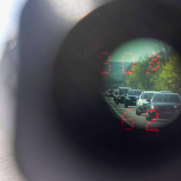 Zu sehen sind Autos durch ein Lasermessgerät der Polizei (Symbolfoto).
