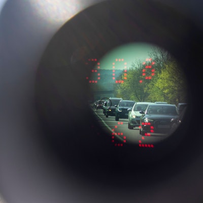 Zu sehen sind Autos durch ein Lasermessgerät der Polizei (Symbolfoto).