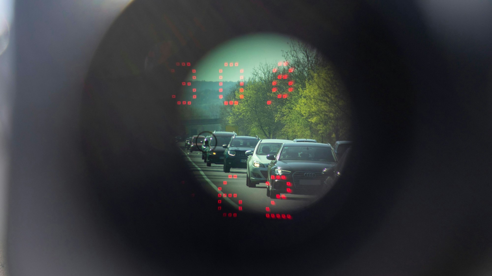 Zu sehen sind Autos durch ein Lasermessgerät der Polizei (Symbolfoto).
