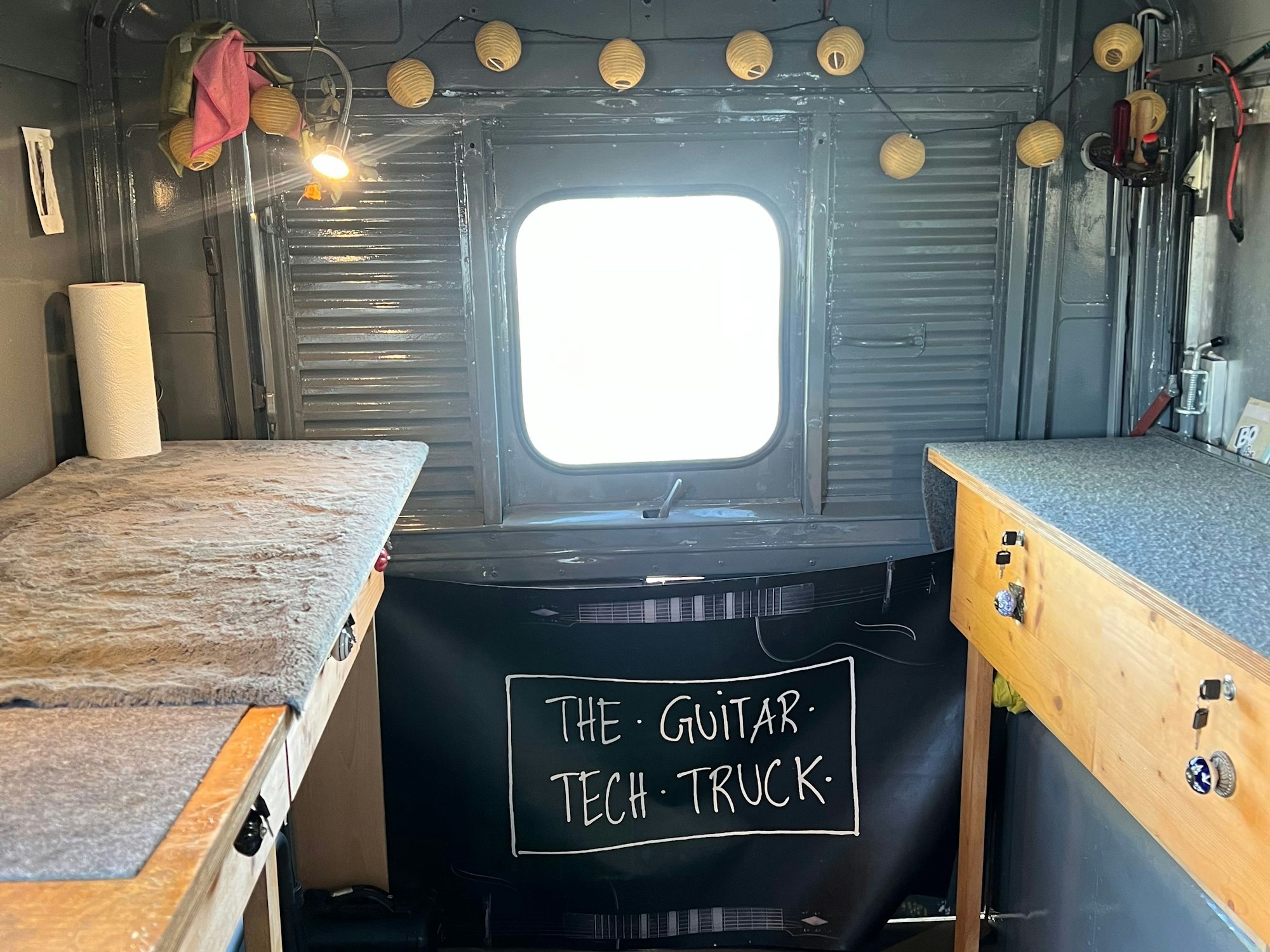 In den Oldtimer hat Lilli Matthess Werkbänke gebautt, um überall einsatzfähig zu sein.