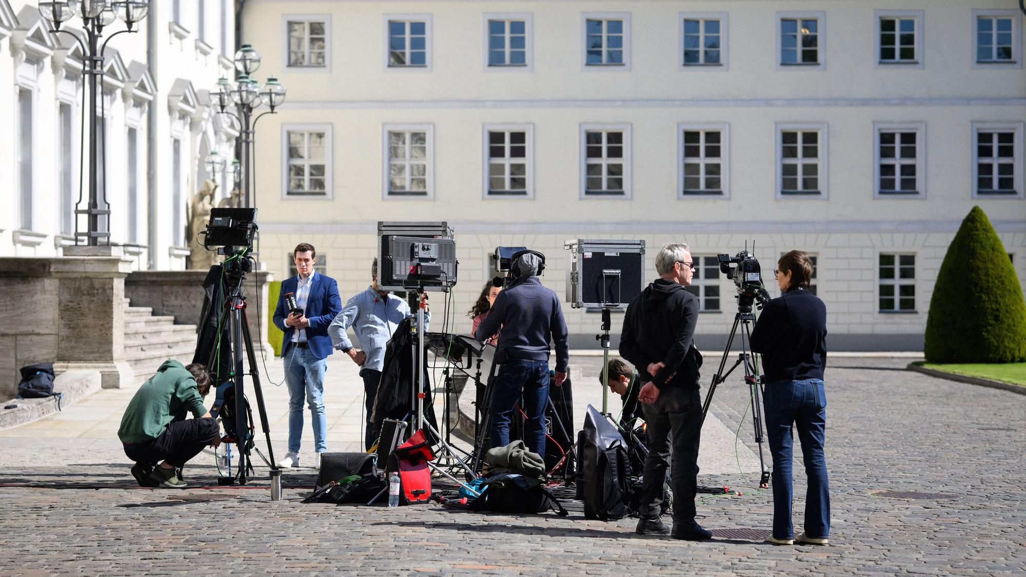 06.05.2025, Berlin: Fernsehteams stehen anlässlich der geplanten Übergabe der Ernennungsurkunde durch Bundespräsident Steinmeier an den designierten Bundeskanzler Merz vor dem Schloss Bellevue. Nach seiner Wahl durch den Deutschen Bundestag soll Merz im Schloss Bellevue von Bundespräsident Frank-Walter Steinmeier zum Bundeskanzler ernannt und darauf folgend im Bundestag vereidigt werden. Foto: Bernd von Jutrczenka/dpa +++ dpa-Bildfunk +++