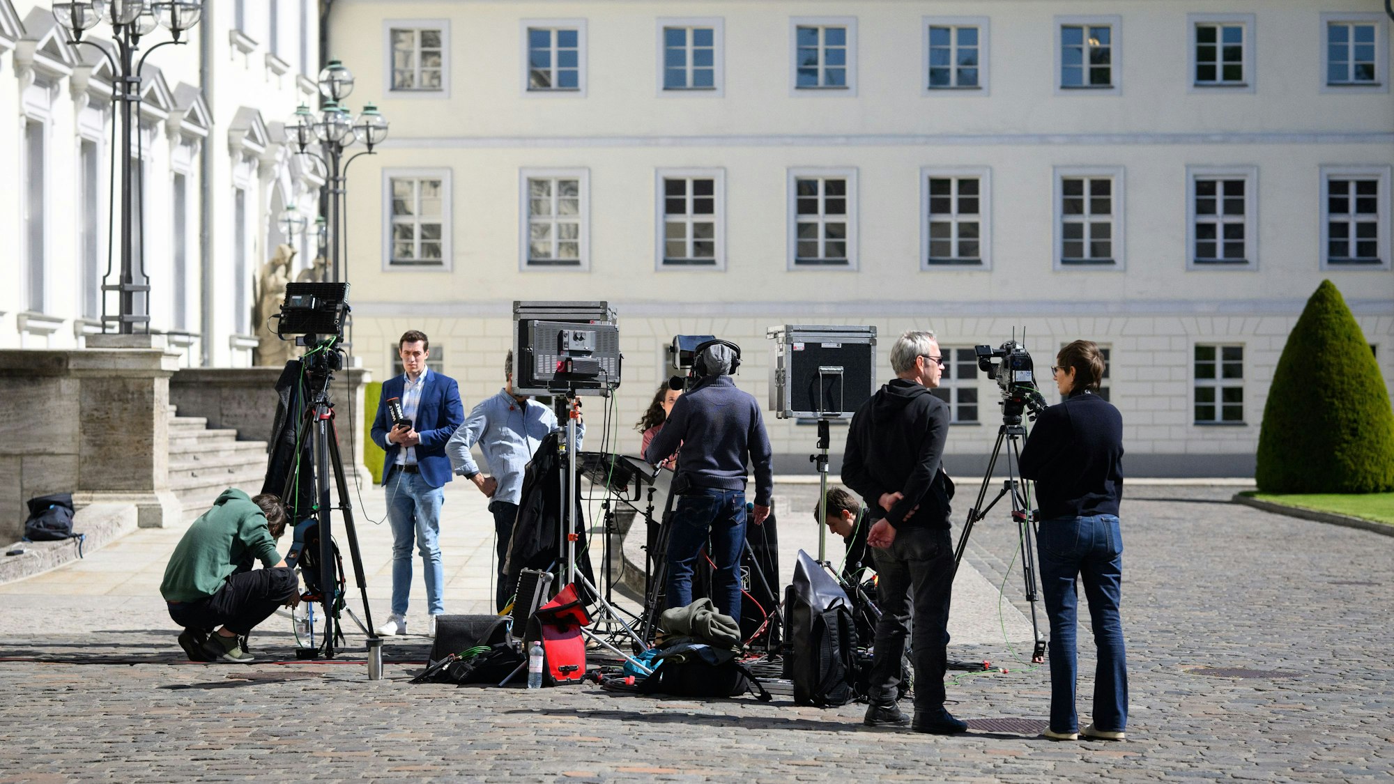 06.05.2025, Berlin: Fernsehteams stehen anlässlich der geplanten Übergabe der Ernennungsurkunde durch Bundespräsident Steinmeier an den designierten Bundeskanzler Merz vor dem Schloss Bellevue. Nach seiner Wahl durch den Deutschen Bundestag soll Merz im Schloss Bellevue von Bundespräsident Frank-Walter Steinmeier zum Bundeskanzler ernannt und darauf folgend im Bundestag vereidigt werden. Foto: Bernd von Jutrczenka/dpa +++ dpa-Bildfunk +++