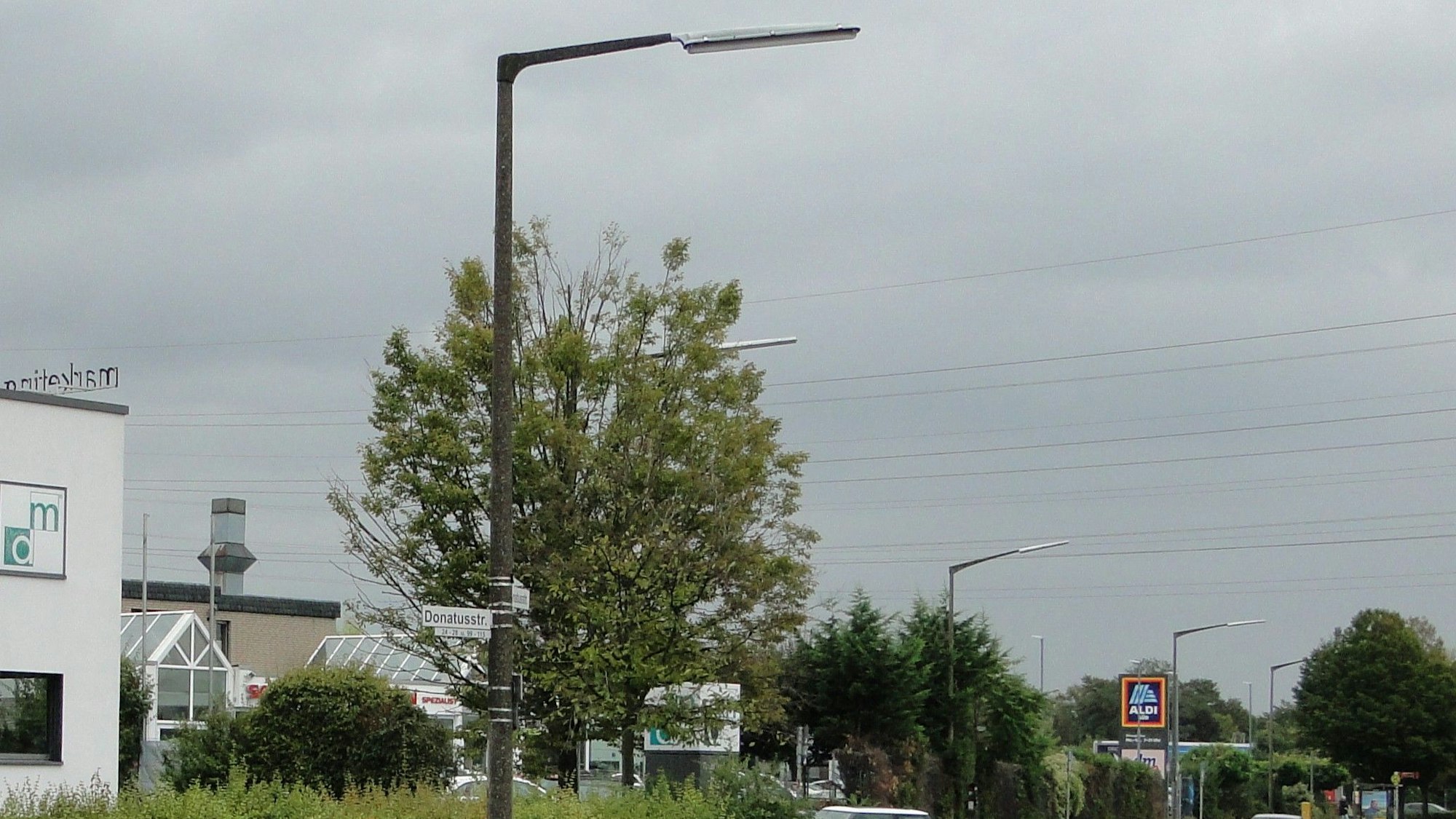 Ab 2026 sollen die Straßenlaternen im Bezirk Chorweiler durch LED-Leuchten ausgetauscht werden.