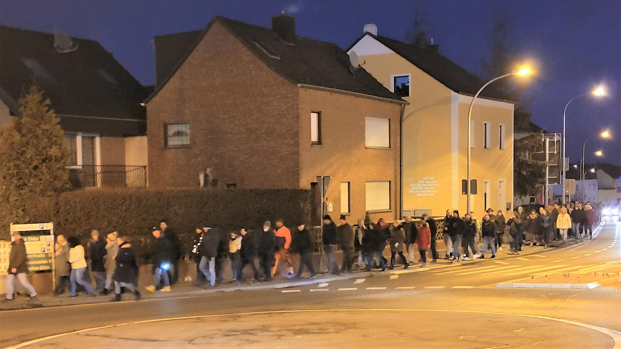 Das Archivbild vom 8. Februar 2022 zeigt Teilnehmer eines Montagsspaziergangs in Mechernich.