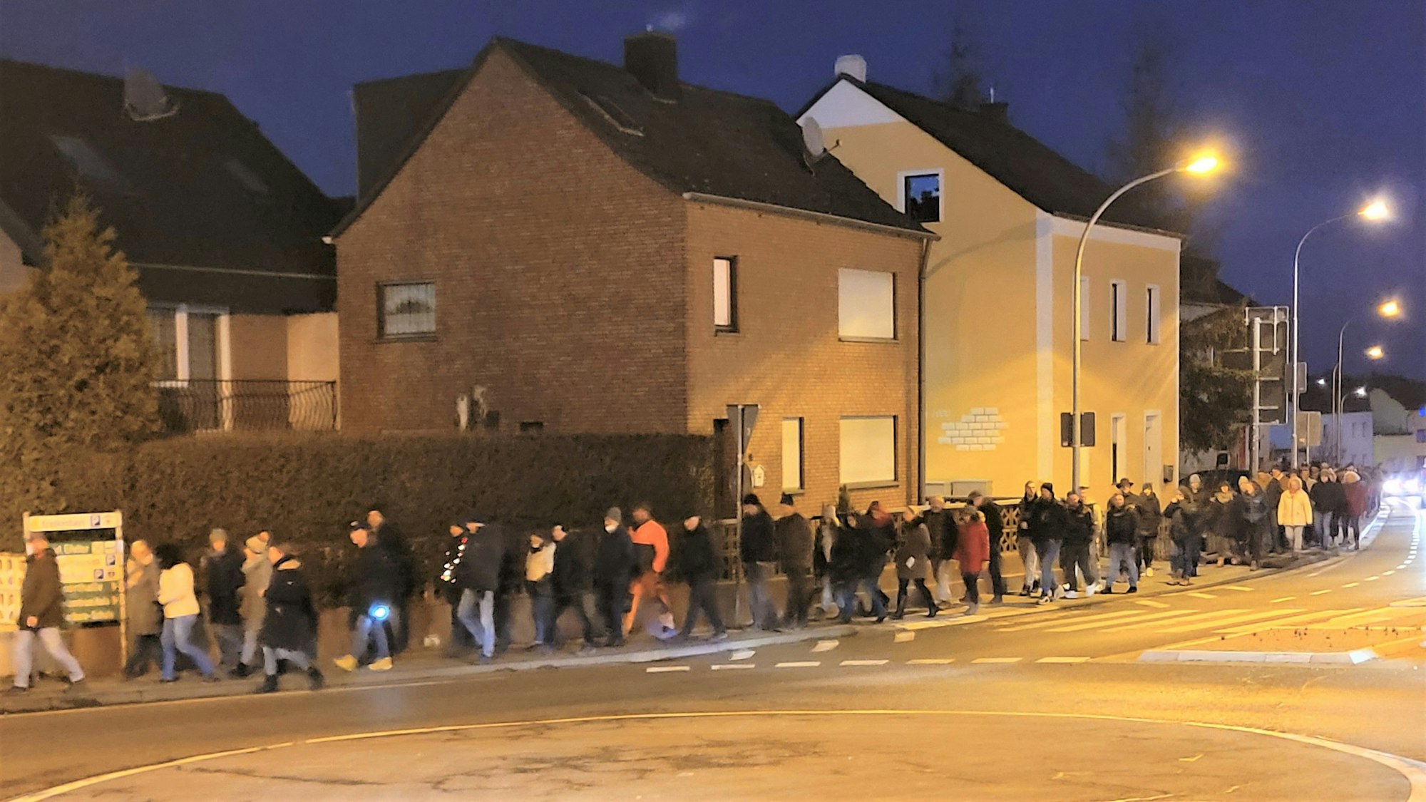 Das Archivbild vom 8. Februar 2022 zeigt Teilnehmer eines Montagsspaziergangs in Mechernich.