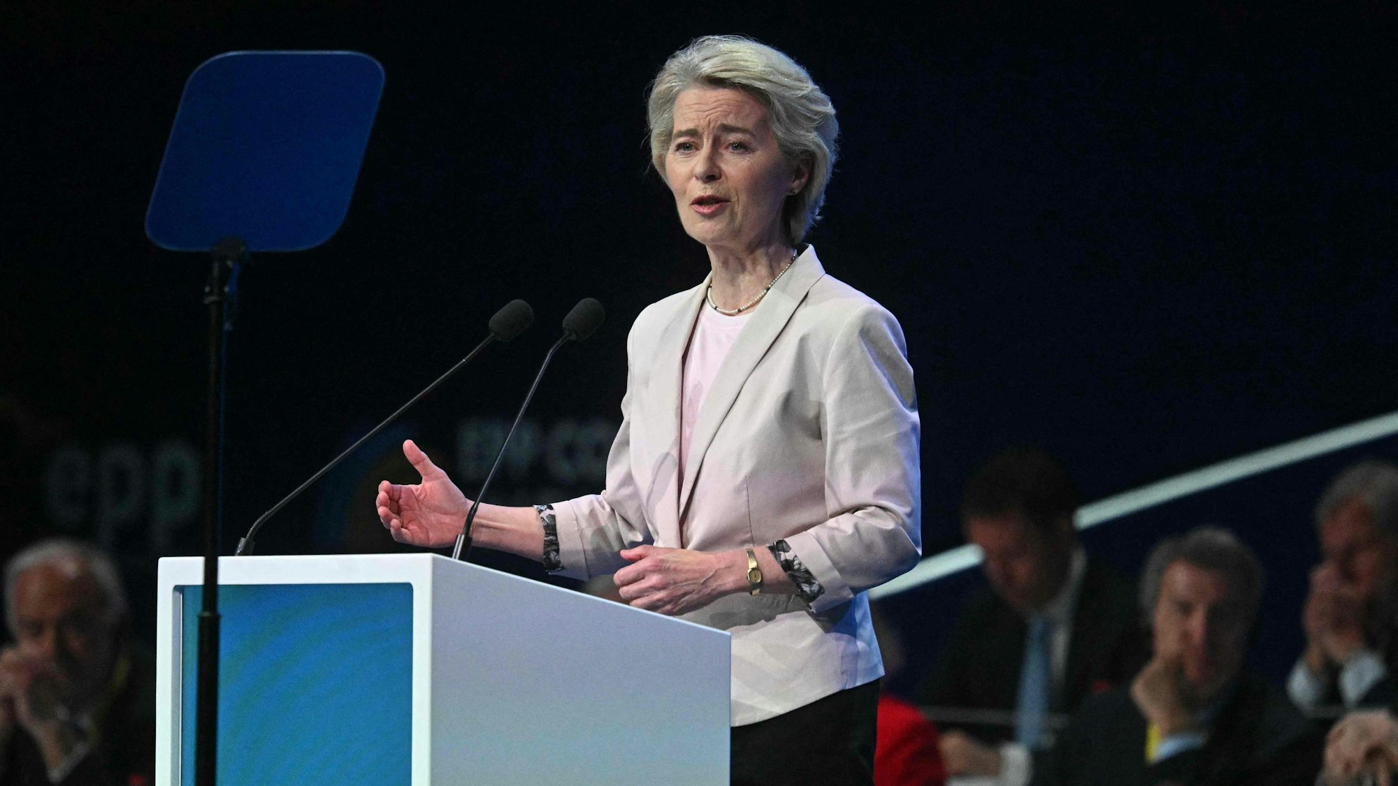 Ursula von der Leyen hält an einem Pult stehend eine Rede.