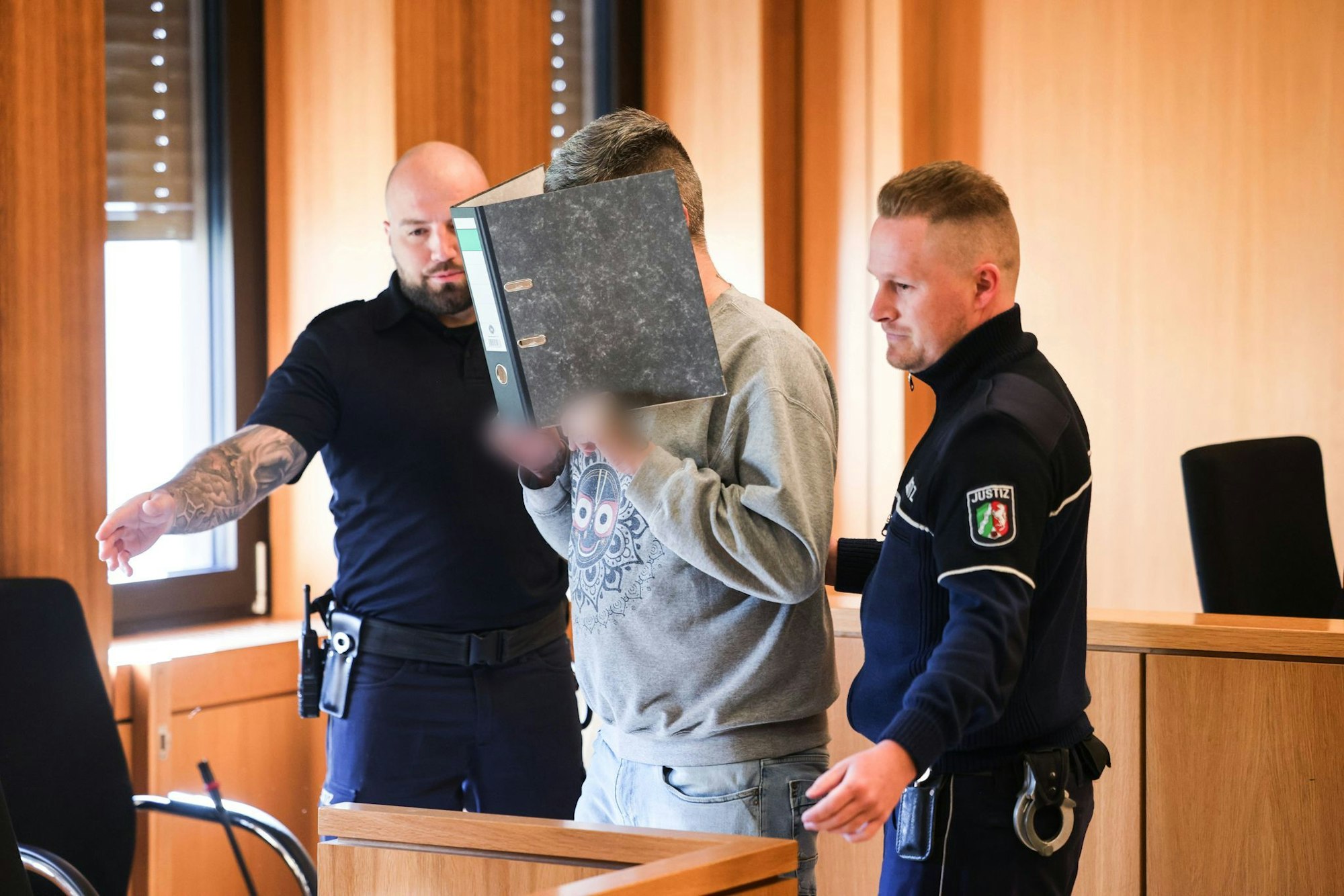 Im Mordprozess gegen einen Krankenpfleger vor dem Landgericht Aachen haben ehemalige Kolleginnen von abfälligen Bemerkungen des Angeklagten über Patienten berichtet. (Archivfoto)