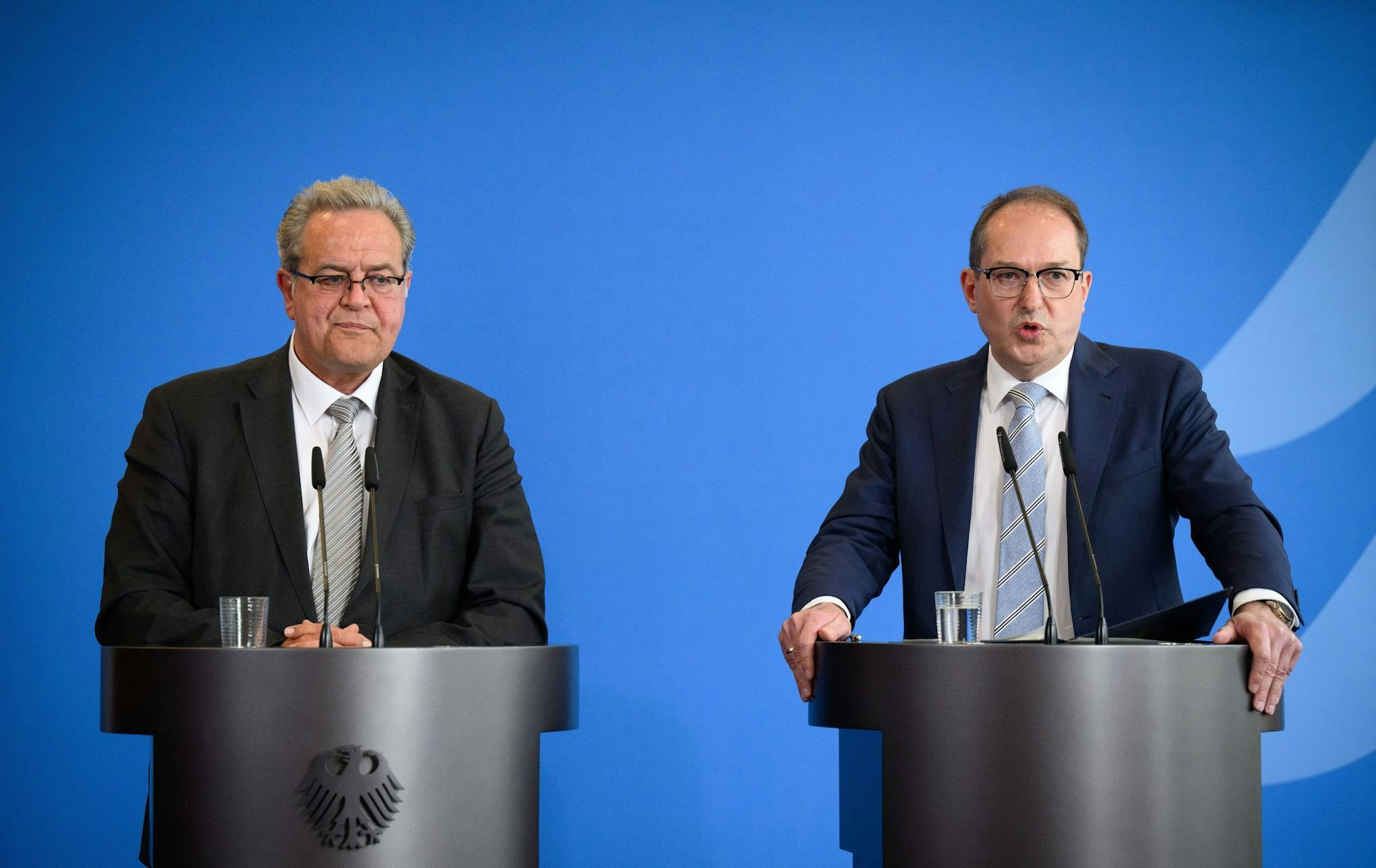 Die neuen Maßnahmen stellte Bundesinnenminister Alexander Dobrindt (CSU) gemeinsam mit Bundespolizeipräsident Dieter Romann vor.
