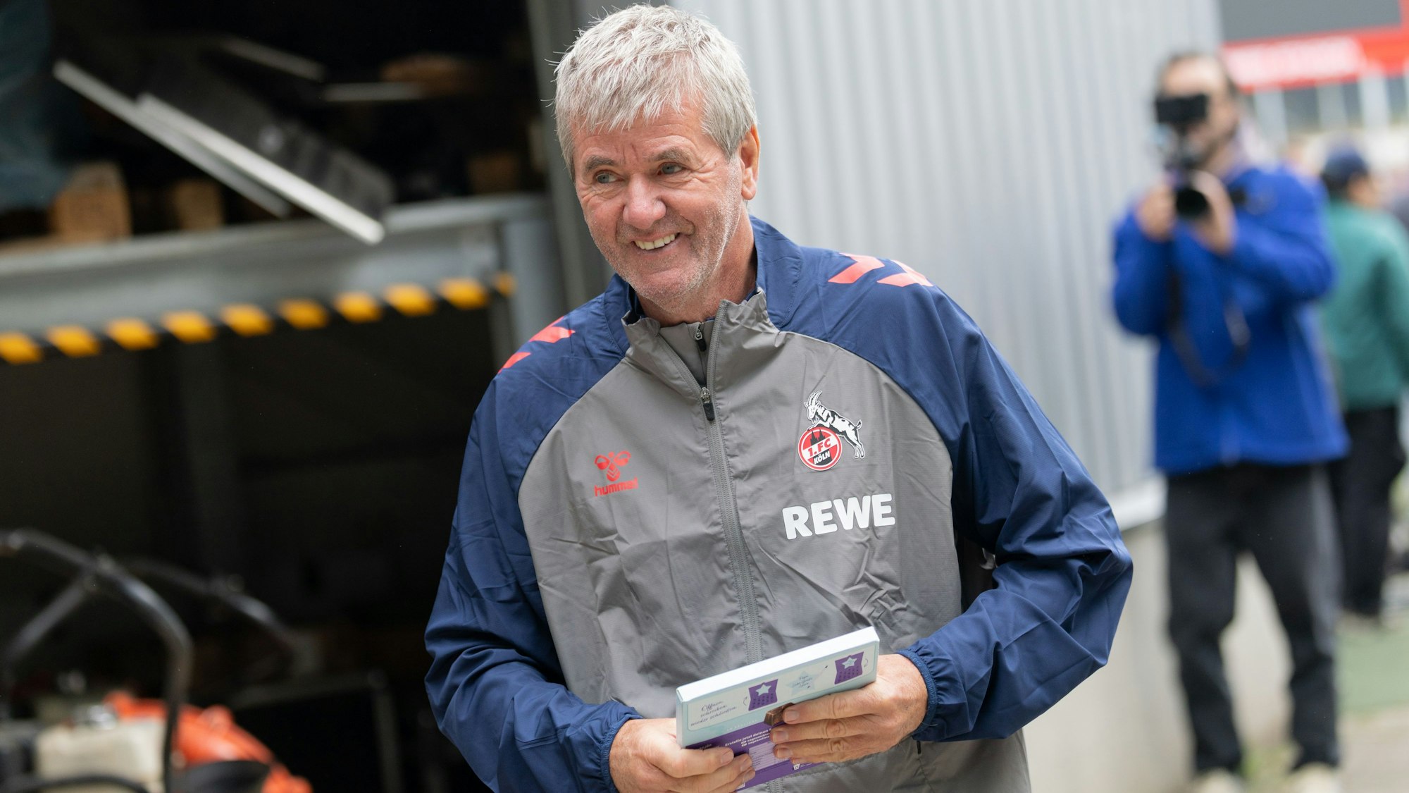 Der neue Trainer Friedhelm Funkel verlässt lächelnd den Trainingsplatz.