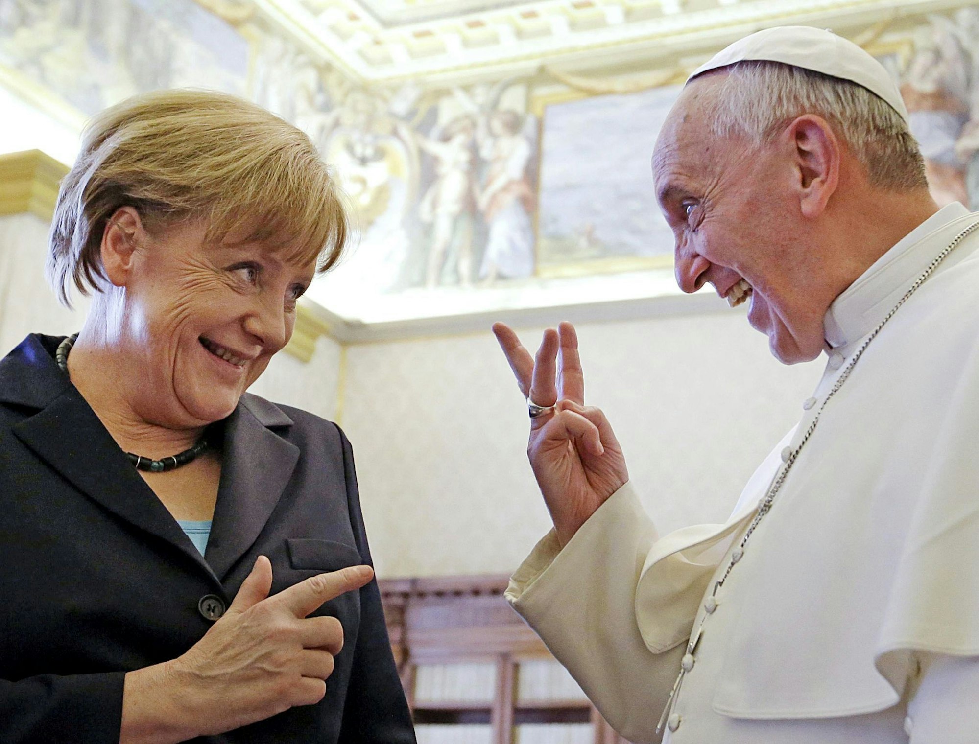Die ehemalige Bundeskanzlerin Angela Merkel wünscht sich als Nachfolger von Papst Franziskus auch wieder einen menschennahen Papst (Archivbild).