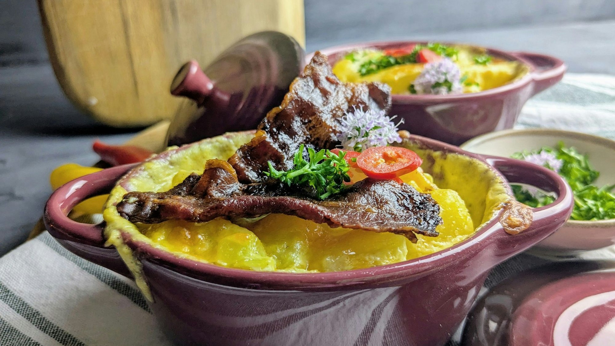 Rund um den Auflauf werden die Schälchen mit den Toppings platziert - so kann jeder selbst wählen, was er mag.