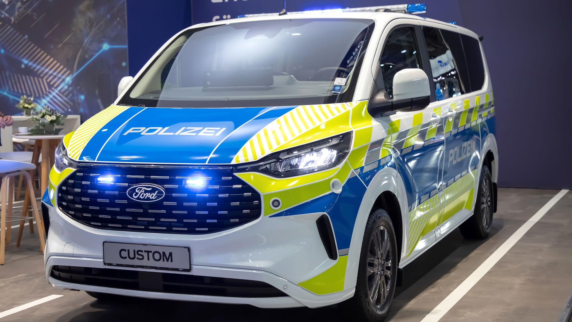 Ford liefert 400 Tourneo Custom als neue Streifenwagen für Polizei in Nordrhein-Westfalen