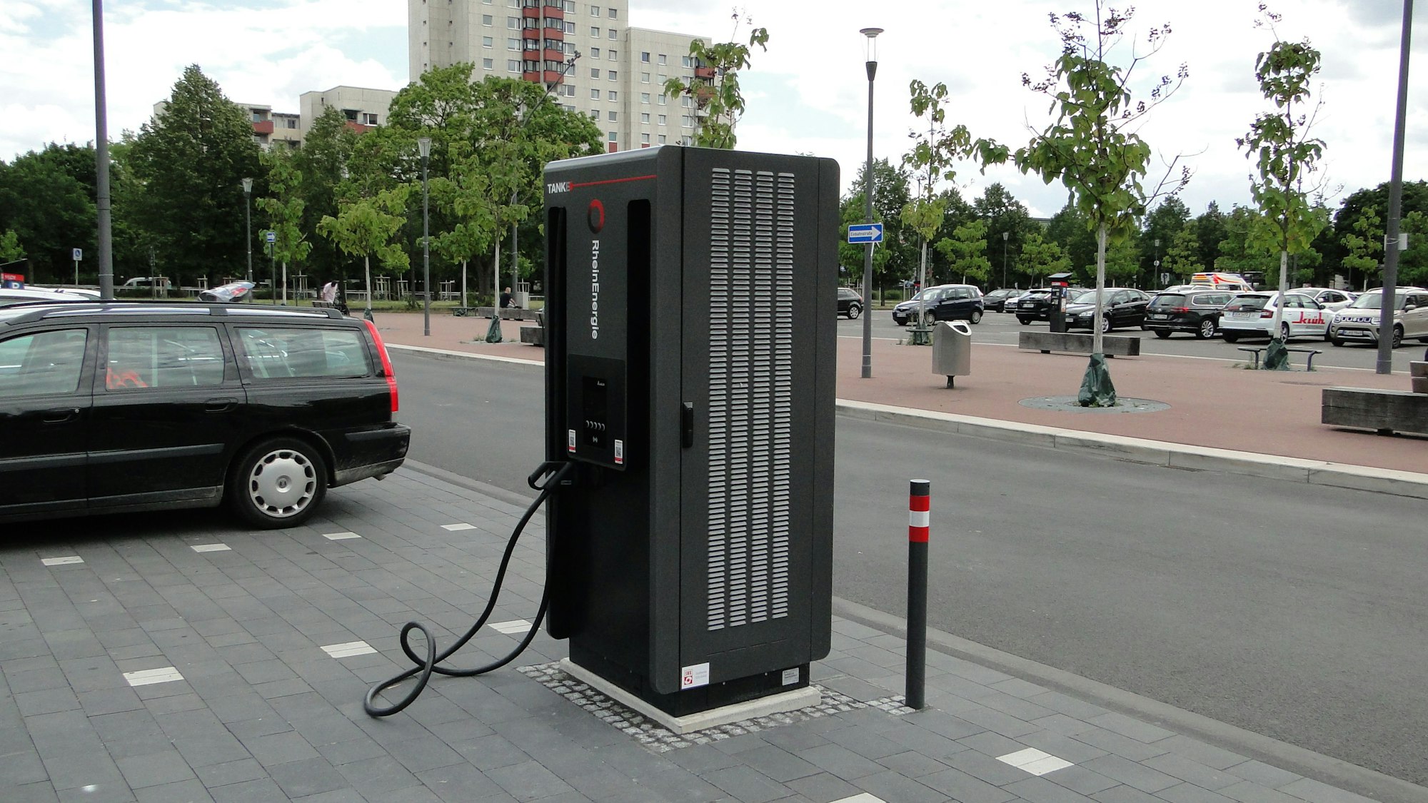 Eine Ladesäule für E-Autos an einem Parkplatz im Kölner Norden