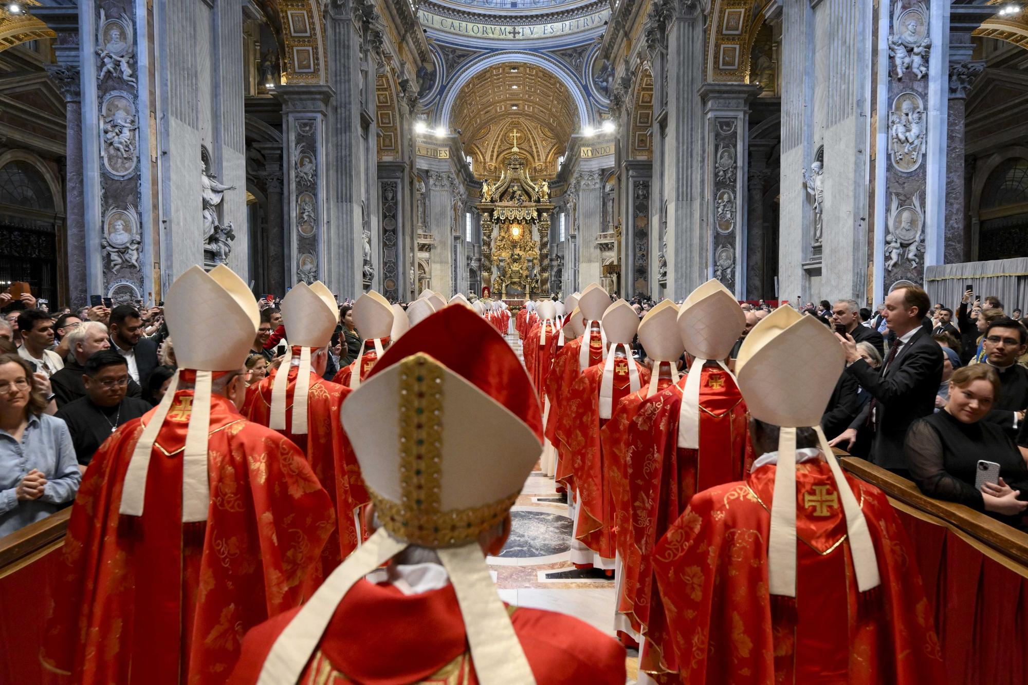 Vatikanstadt: Kardinal Giovanni Battista Re leitet vor Beginn des Konklaves im Petersdom im Vatikan eine Messe.