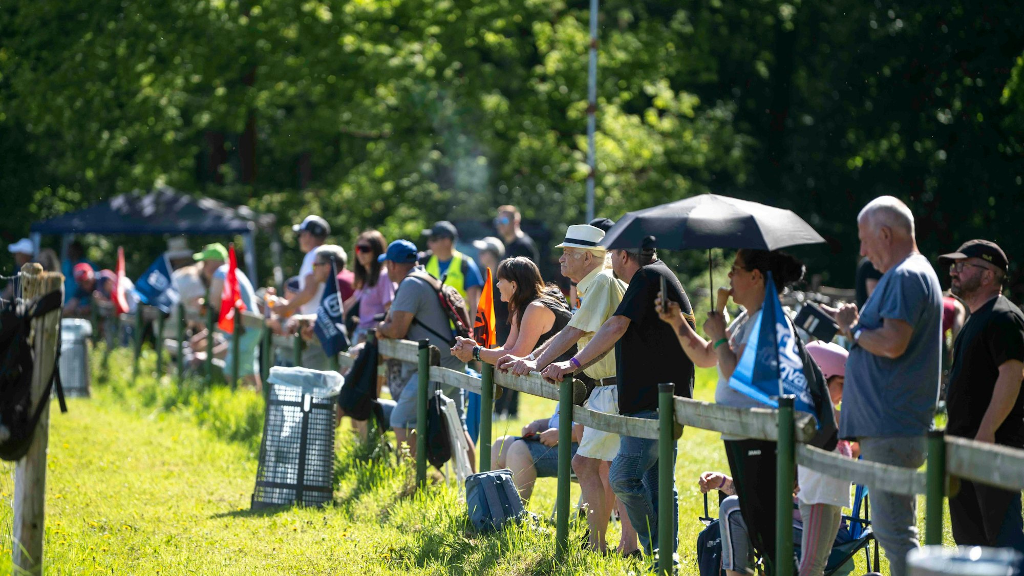 Das Bild zeigt Zuschauerinnen und Zuschauer an der Rennstrecke.
