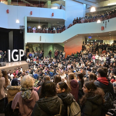 Der Raum und die Ränge sind voll besetzt mit Schülern.