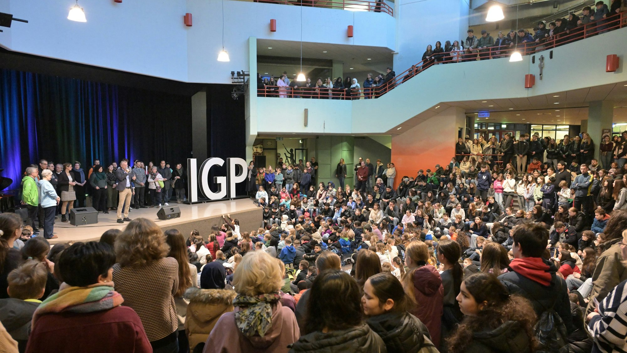 Der Raum und die Ränge sind voll besetzt mit Schülern.