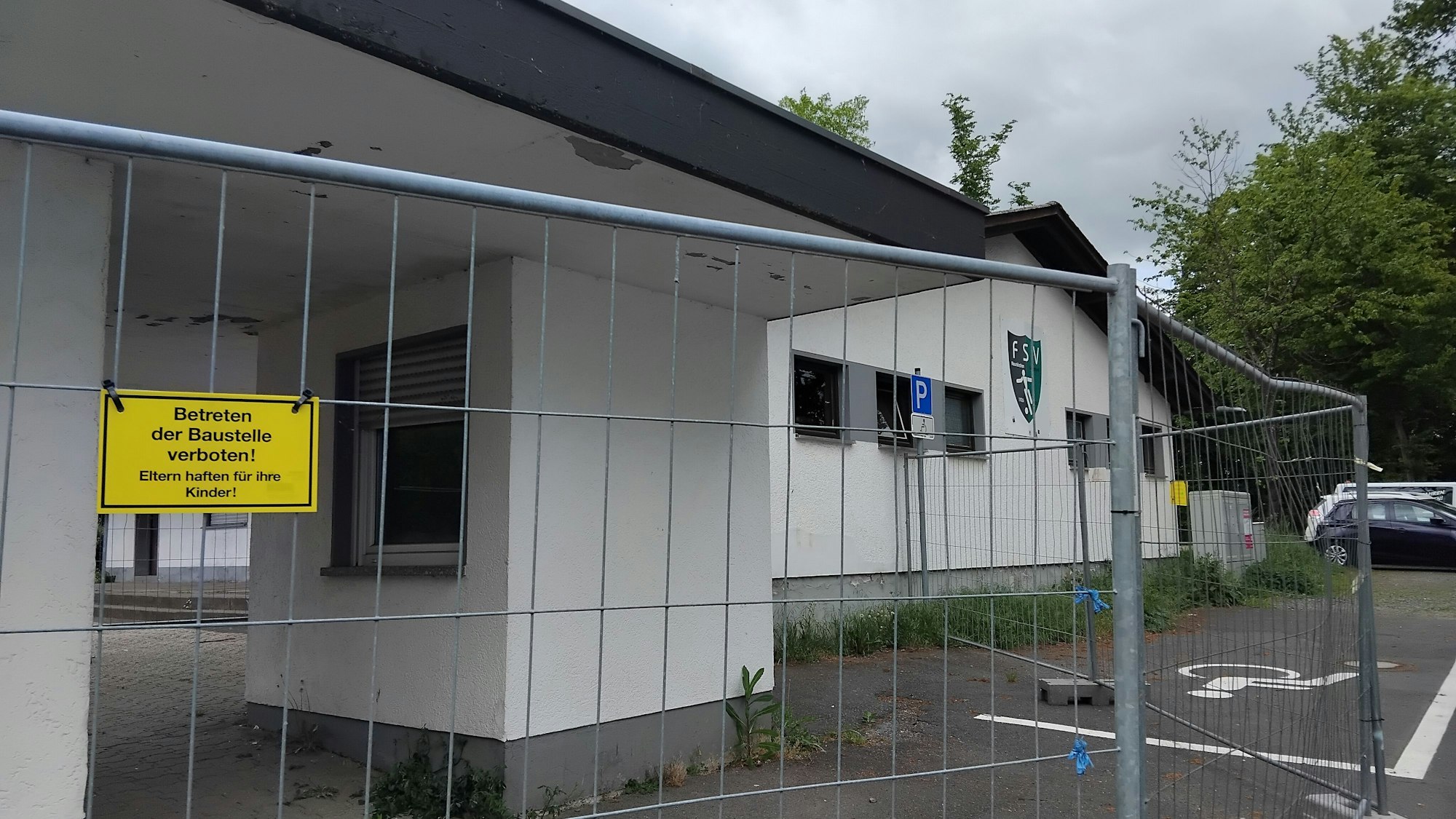 Auch das Vereinsheim gleich neben dem Sportplatz Höfferhof ist die Planung einer Geflüchtetenunterkunft integriert.