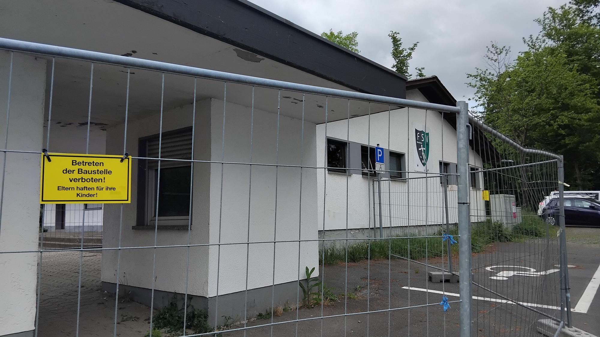 Wenn die Unterkunft in Modulbauweise auf dem Parkplatz errichtet wird, soll der Sportverein ein neues Vereinsheim bekommen.