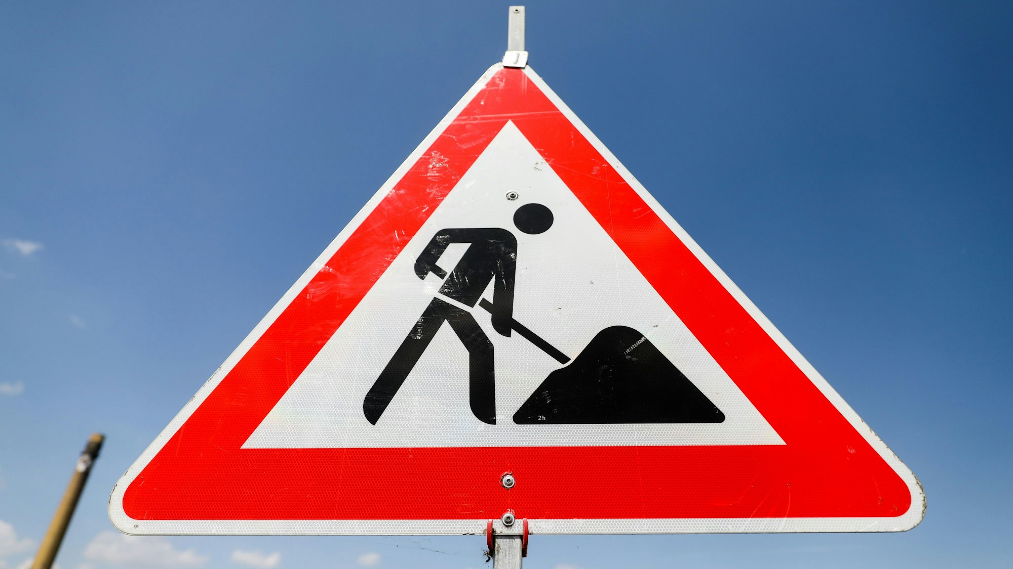 Ein Schild weist auf eine Baustelle hin.