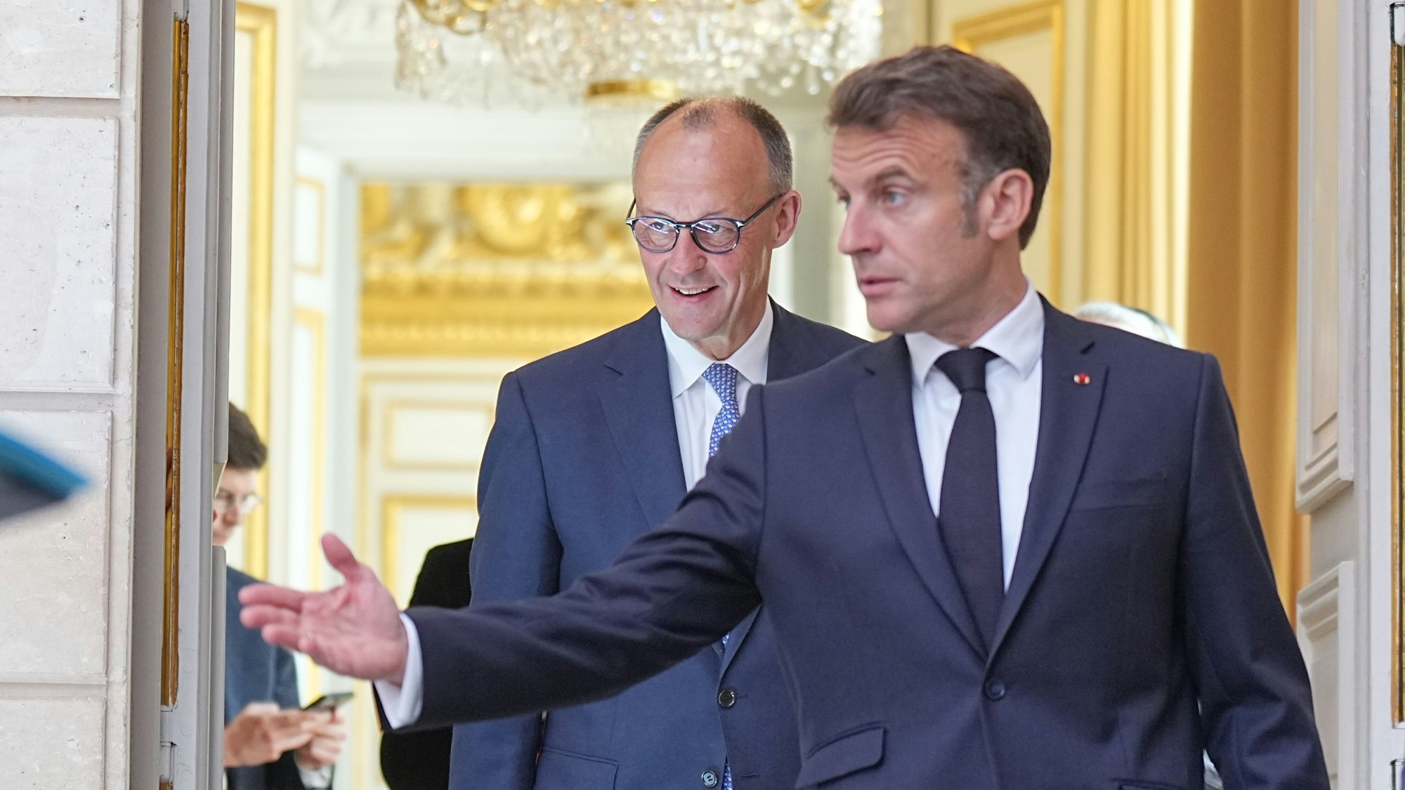 Paris: Der französische Präsident Emmanuel Macron (r) gestikuliert vor Bundeskanzler Friedrich Merz (CDU) bei seinem Antrittsbesuch in Paris.